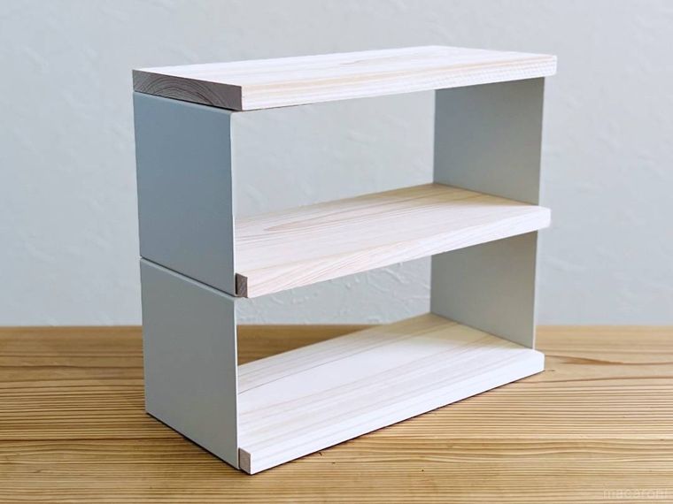 ブックエンドと木の板で作った棚