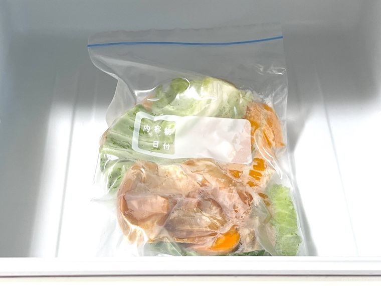 生ゴミが入った袋を冷凍庫に格納した様子