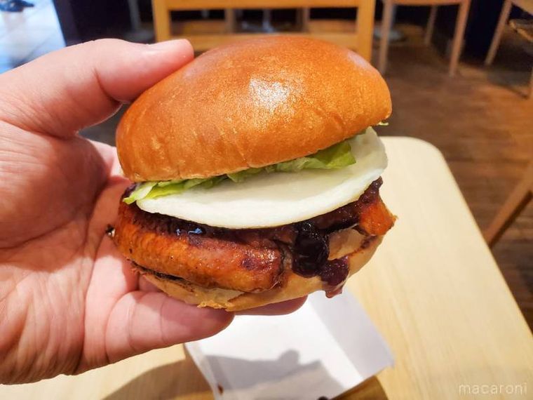 ゼッテリアうな丼バーガーを手で持っている様子