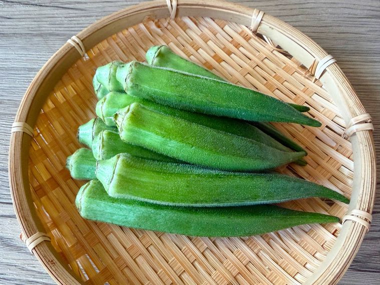 ザルの上におかれたオクラ