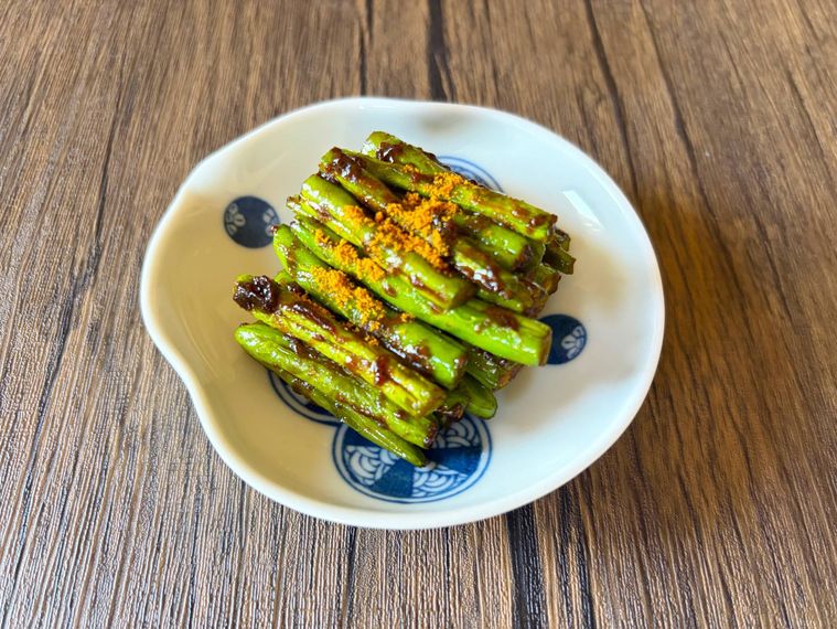 和皿に盛られたいんげんのカレー炒め
