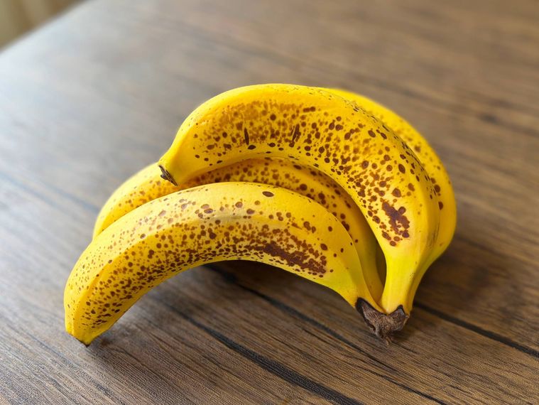 テーブルにおかれた完熟バナナ