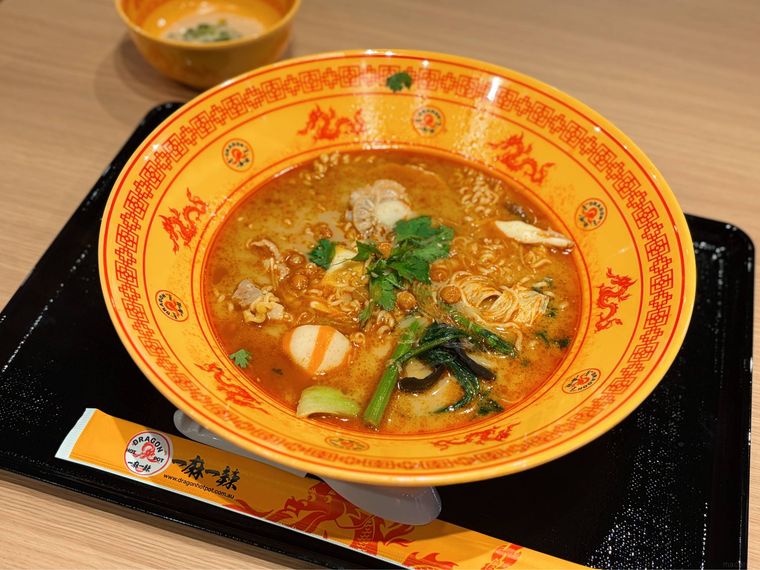 オレンジの器に入った特製麻辣湯