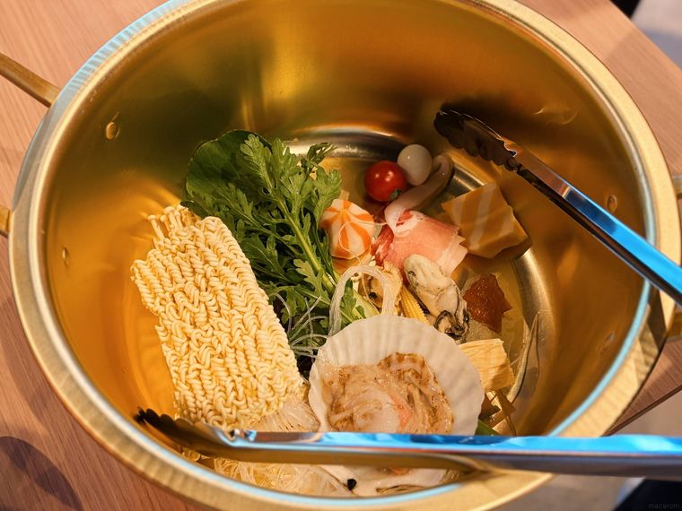 鍋に入った麺、野菜や魚介類
