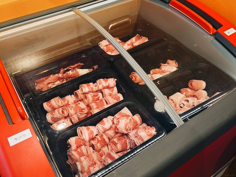 さまざまなお肉が入った冷蔵ケース
