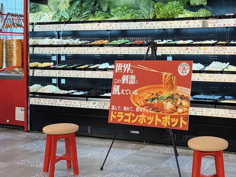ドラゴンホットポットのショーケースと看板