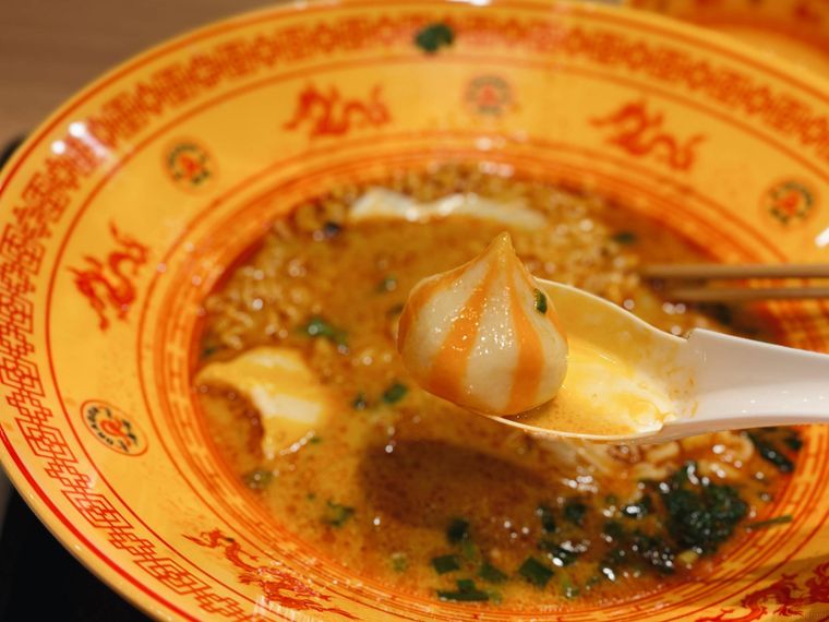 レンゲですくった麻辣湯のサーカス団子