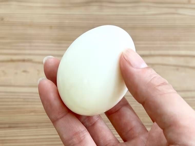 ゆで卵を手で持っている様子
