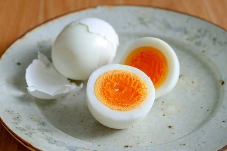 ゆで卵の殻をむいた様子