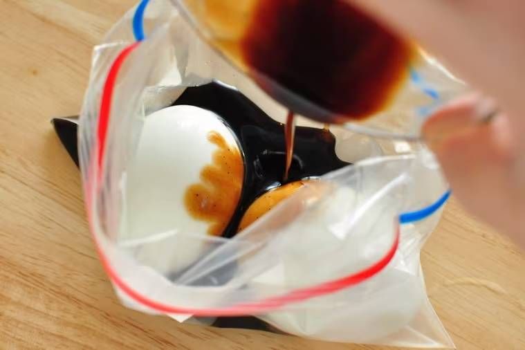 味玉を作っている様子