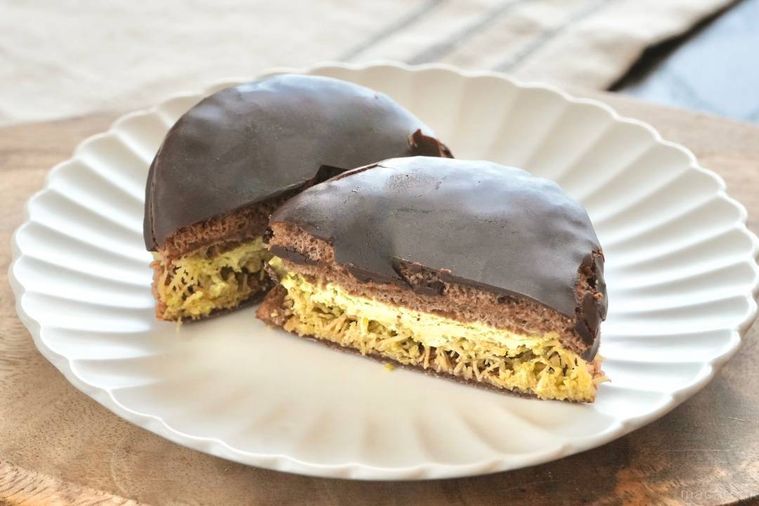 木のカッティングボードにのったドバイチョコサンド