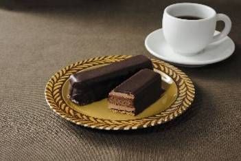 黄色の器に盛られたショコラスティックケーキと白いコーヒーカップ
