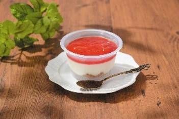 白い器にのったチーズドルチェカップとスプーン