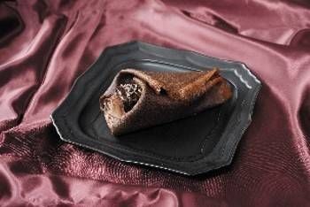 黒い器に盛られたショコラクレープ