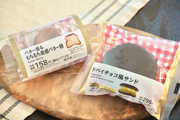 木のカッティングボードにのったバター餅スイーツとドバイチョコサンド