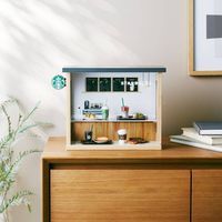 自分だけのスターバックス店舗が作れるミニチュアコレクションを並べて楽しめるコレクションラック発売