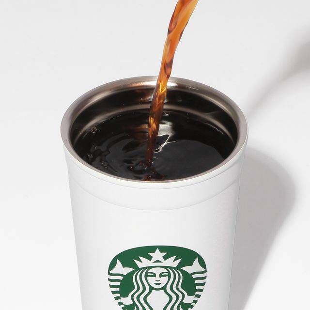 ステンレスカップにコーヒーを注いでいるところ