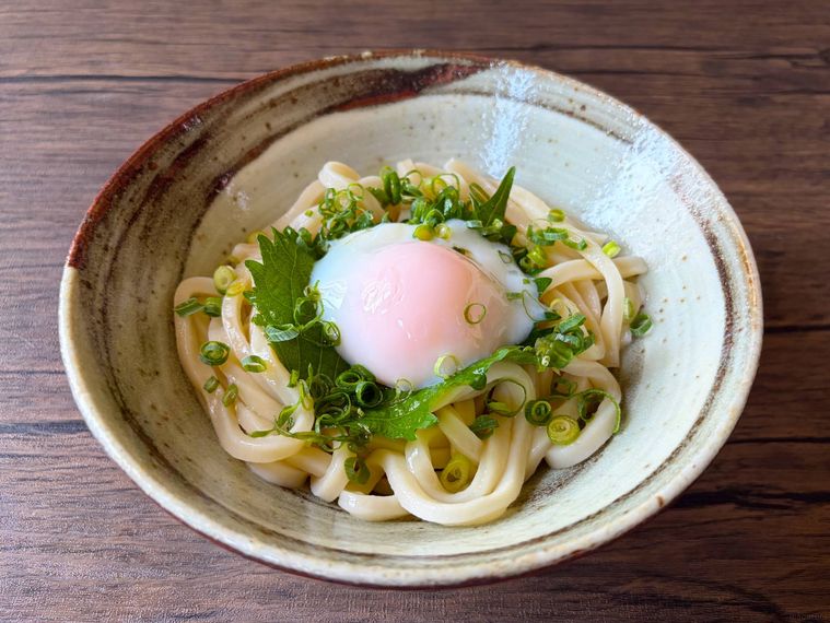 器に盛られたとろ玉うどん