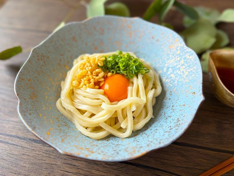 水色の器に盛られた釜玉うどん