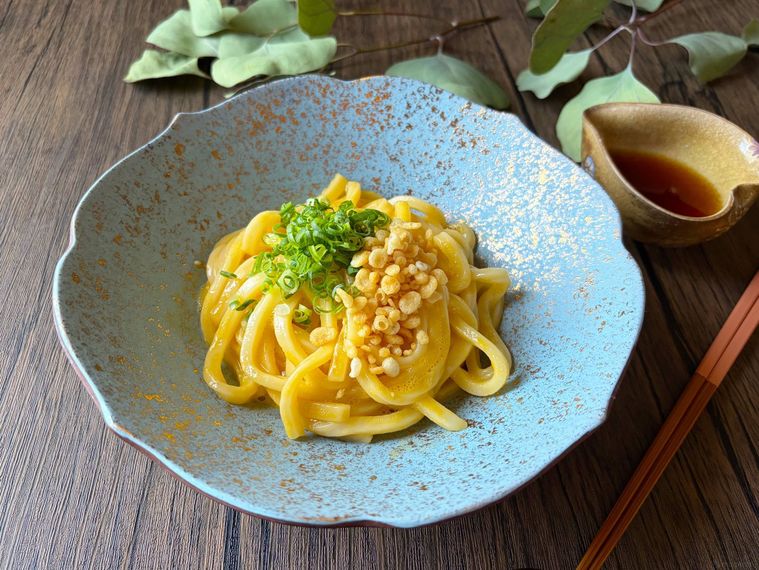 水色の器に盛られた釜玉うどん