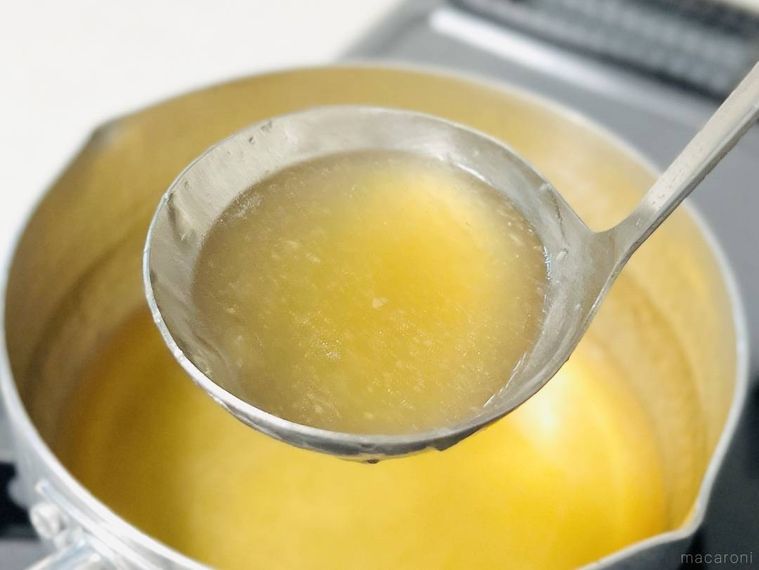 天津飯のタレをお玉ですくった様子