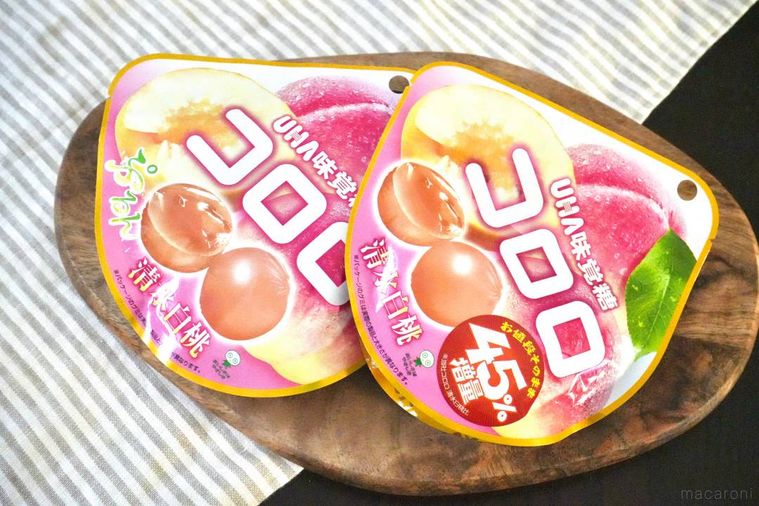 木のカッティングボードにのった白桃味のコロログミ