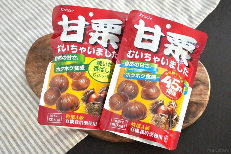 木のカッティングボードにのったむき甘栗のパッケージ