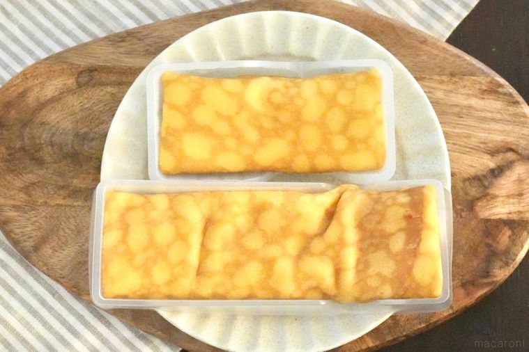 木のカッティングボードと白い皿にのった生チョコクレープ