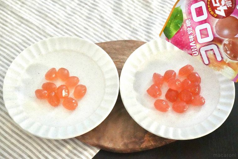 木のカッティングボードと白い皿にのった白桃味のコロログミ