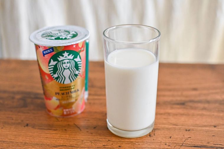 チルドカップのドリンクを注いだグラス