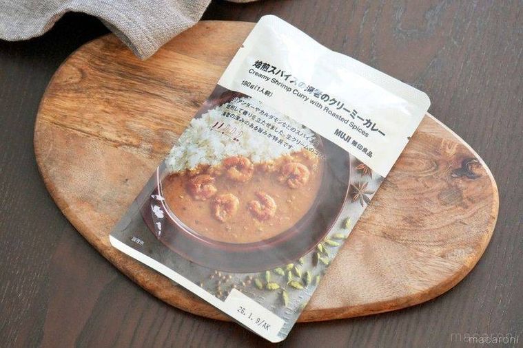 木製ボードにのった無印良品のレトルト食品