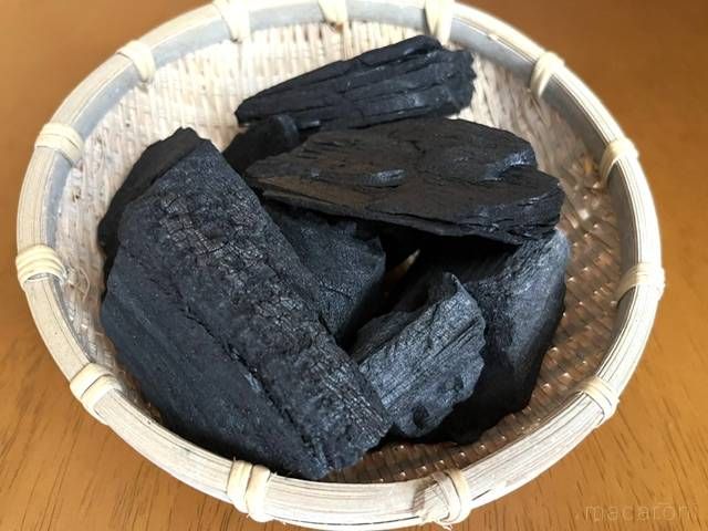 カゴに炭が入っている