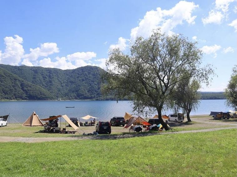 西湖自由キャンプ場の晴れの日の風景