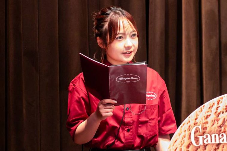 素材の説明をしているハーゲンダッツのスタッフ