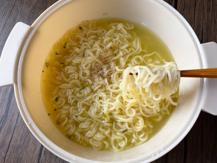 ビストロヌードルに入ったラーメンをすくう様子