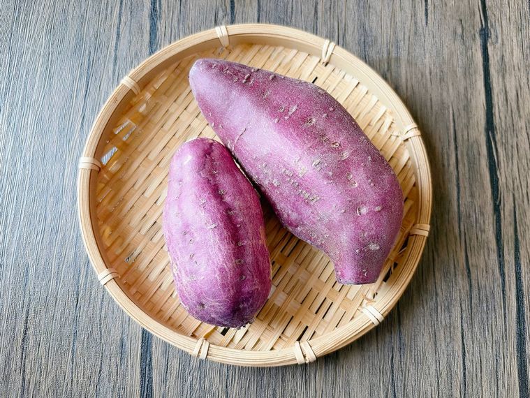 ザルにおかれたさつまいも