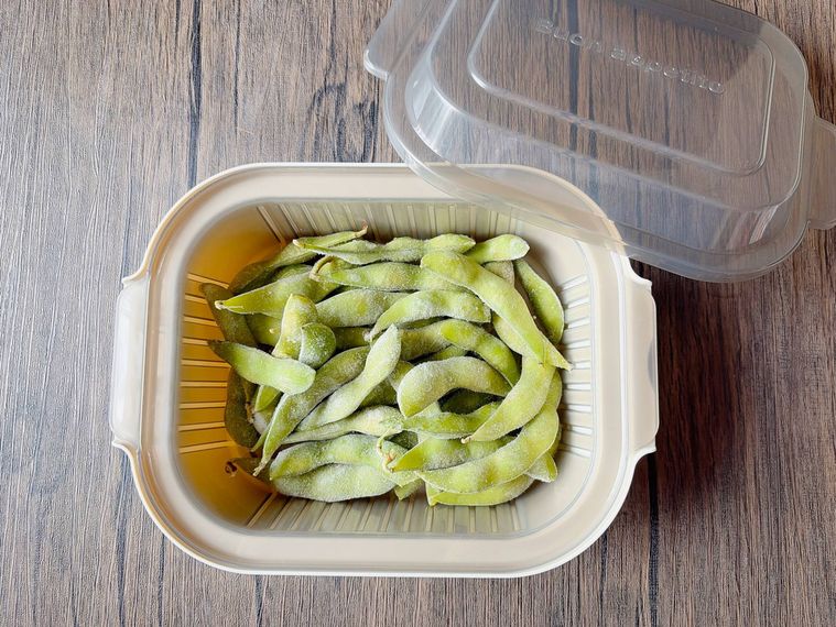 温野菜メーカーに入った冷凍枝豆