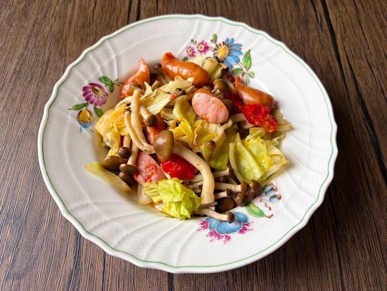 洋皿に盛られたキャベツとウインナーのレンジ蒸し