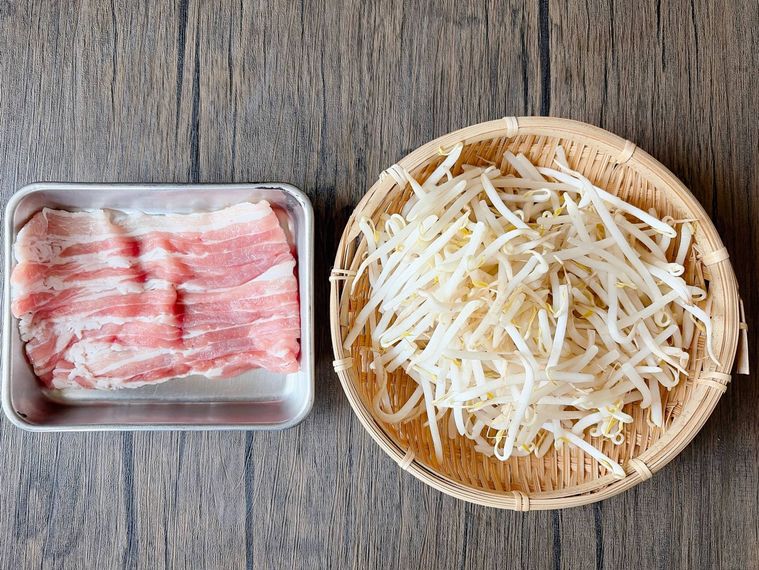 豚バラ肉、もやし