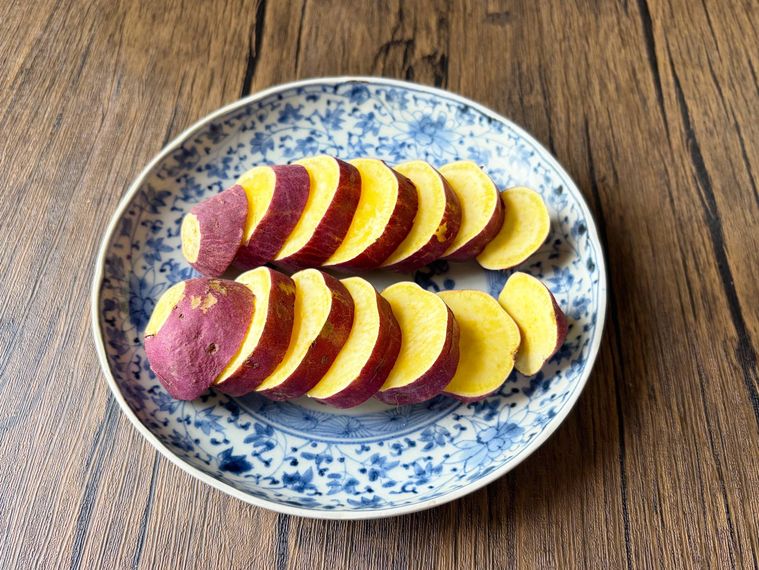 和皿に盛られたさつまいもの蒸し焼き風