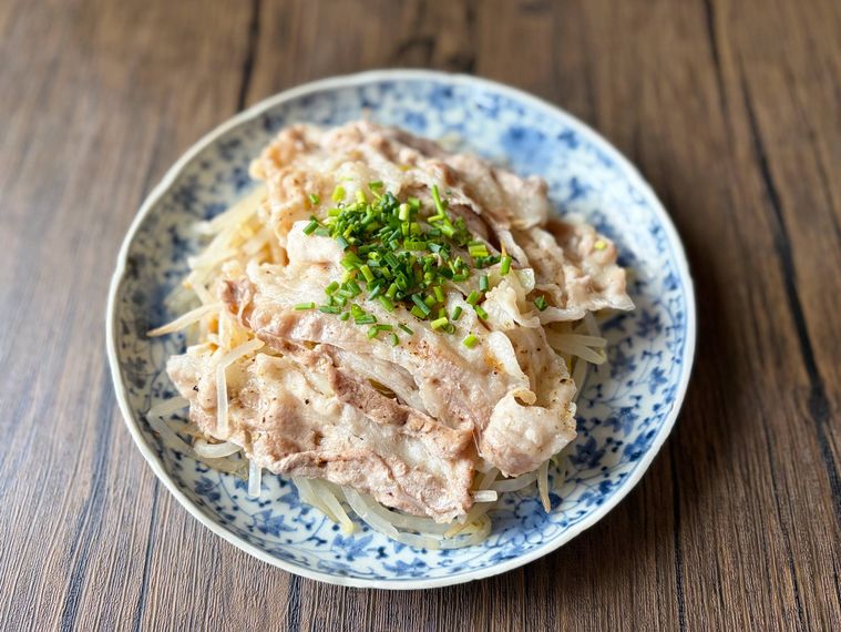 和皿に盛られた豚バラともやしのレンジ蒸し