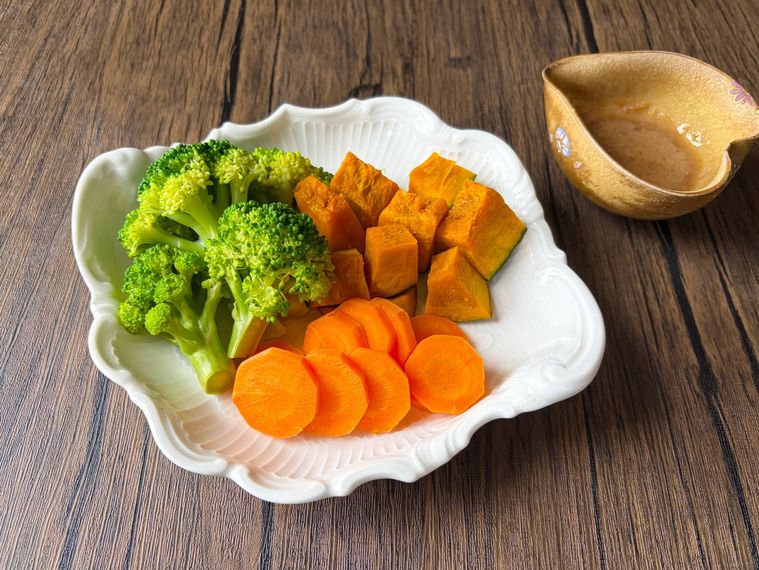 洋皿に盛られた温野菜サラダ