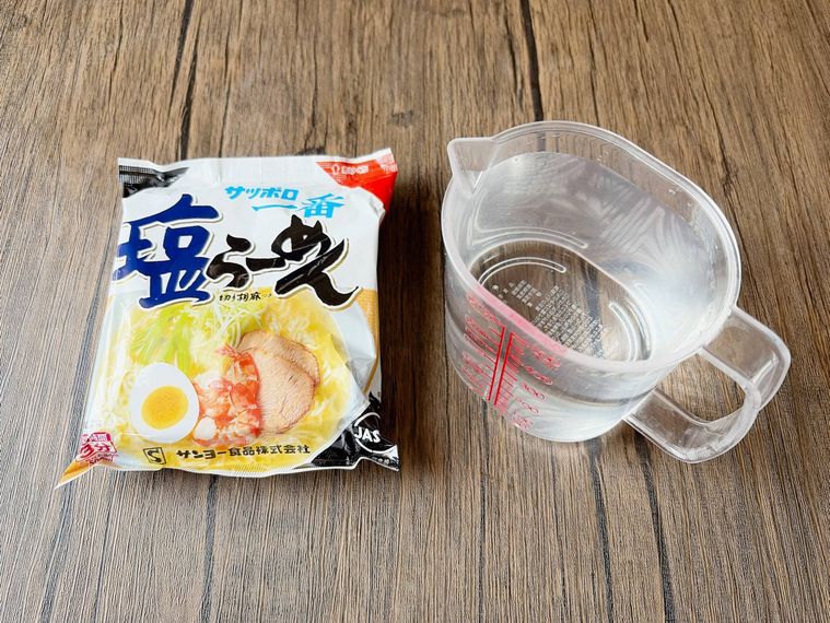 袋麺と水