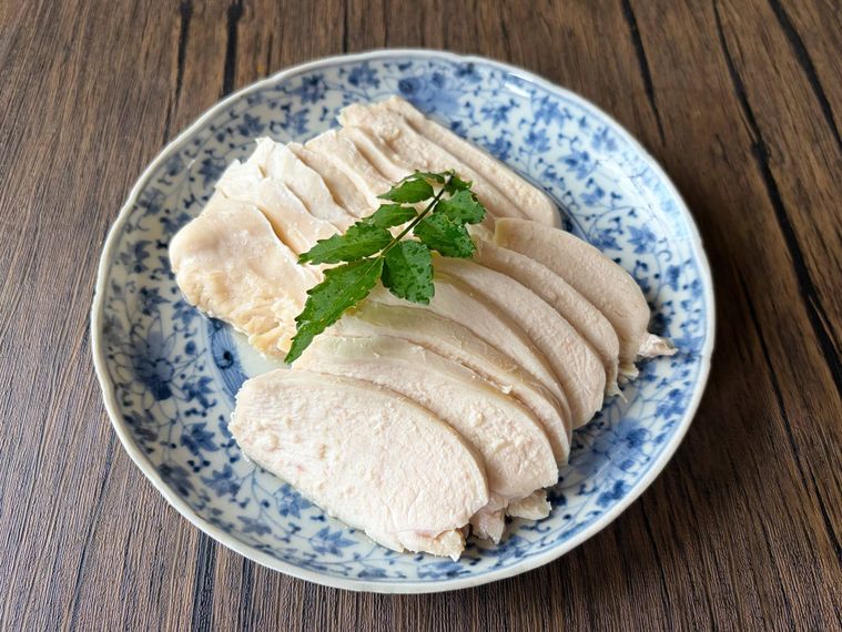 和皿に盛られた蒸し鶏