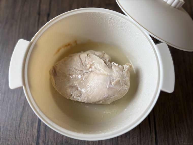 ビストロヌードルでサラダチキンを作る様子