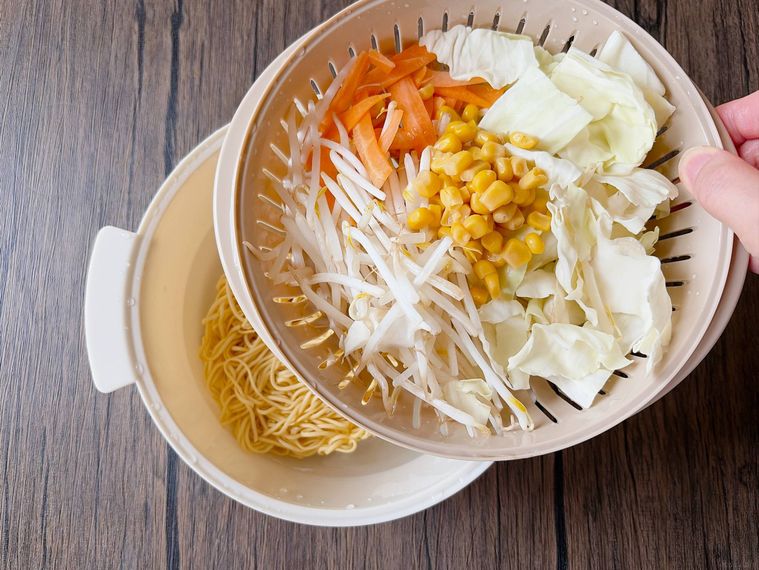 ビストロヌードルで野菜入りラーメンを作る様子