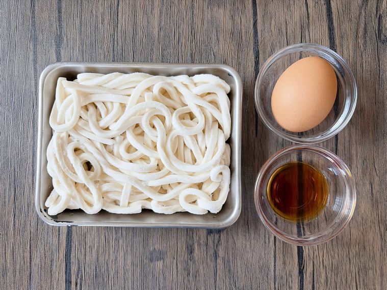 冷凍うどん、卵、めんつゆ