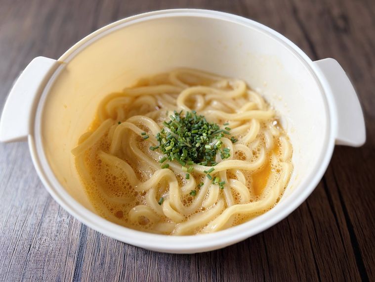 ビストロヌードルに入った冷凍うどんの釜玉うどん
