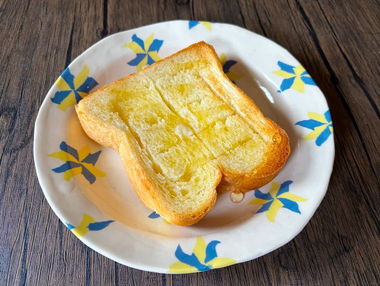 絵柄の皿に盛られたダブルソフトのはちみつバタートースト