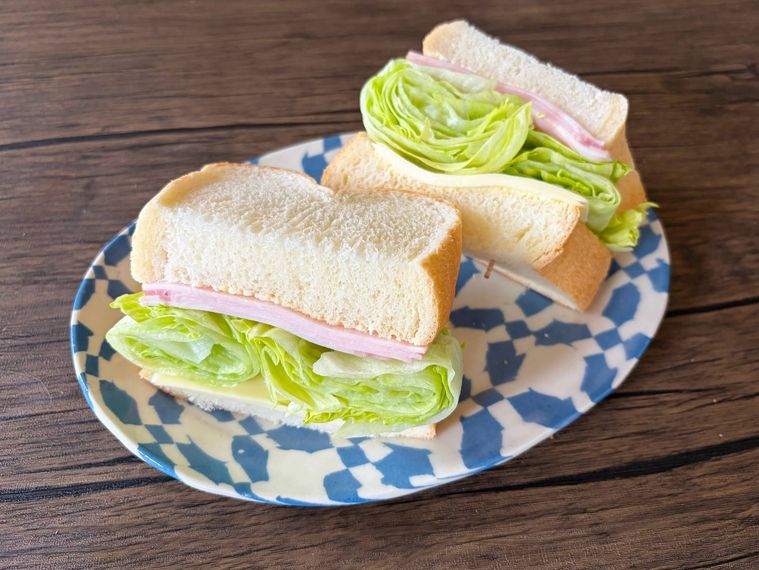 楕円の皿に盛られたハムチーズレタスサンド
